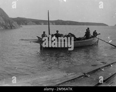 Leute im Rettungsboot von St. Justinian, in der Nähe der Rettungsbootstation, an der Küste von Pembrokeshire, Dyfed, Südwales. Stockfoto