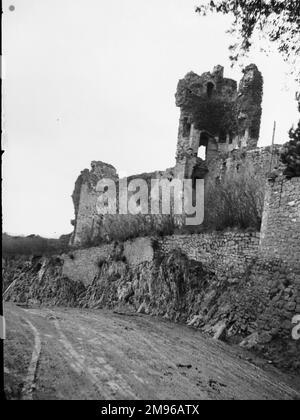 Teil der Ruinen von Pembroke Castle, vom Westtor aus gesehen, Pembrokeshire, Westwales. Das Schloss stammt aus dem 11. Jahrhundert. Seit der Aufnahme dieses Fotos wurden umfangreiche Renovierungsarbeiten durchgeführt. Stockfoto