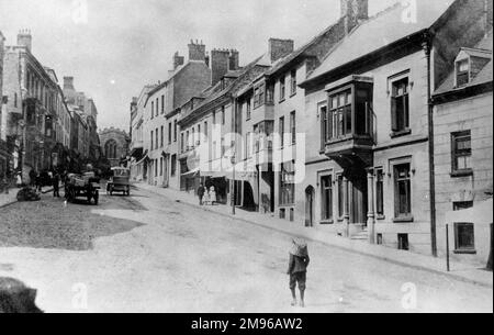 Blick auf die High Street, Haverfordwest, Pembrokeshire, Dyfed, Südwales. Stockfoto