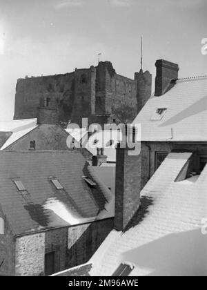 Blick auf das Schloss auf den Dächern von einem Gebäude in der High Street, Haverfordwest, Pembrokeshire, Dyfed, South Wales. Es gab kürzlich einen Schneefall. Die Burg stammt aus dem 12. Jahrhundert. Stockfoto