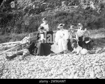 Eine edwardianische Familiengruppe, mit zwei Hunden, in Newgale Beach, Pembrokeshire, West Wales. Stockfoto