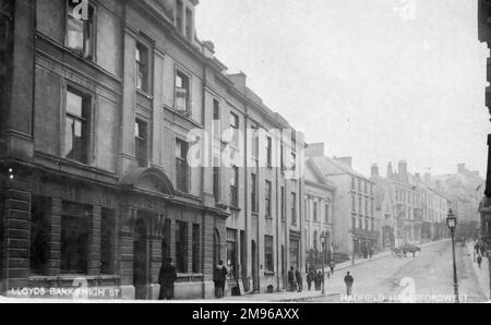 Blick auf die High Street, einschließlich Lloyds Bank, in Haverfordwest, Pembrokeshire, Dyfed, Südwales. Stockfoto