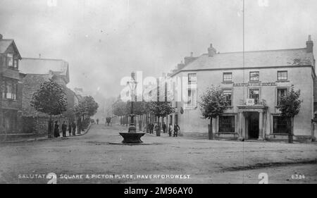 Blick auf Salutation Square und Picton Place in Haverfordwest, Pembrokeshire, Dyfed, Südwales. Das Hotel Salutation befindet sich auf der rechten Seite. Der ungewöhnliche Lampenpfahl in der Mitte dient als Wassertrog für Pferde. Stockfoto