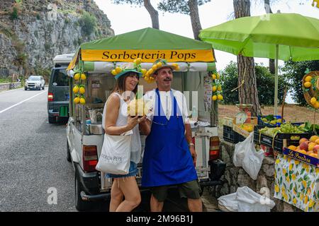 Obst und Gemüse am Straßenrand an der Amalfiküste. Die große klumpige Zitrone wird als Zitrone oder cedri bezeichnet und ist speziell für die Region. Stockfoto