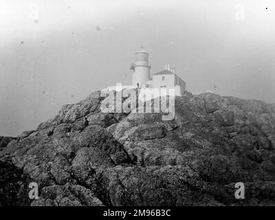 Blick auf den Leuchtturm Strumble Head in der Nähe von Fishguard, Pembrokeshire, South Wales. Es wurde 1908 auf einer kleinen Insel direkt vor der Küste erbaut. Stockfoto