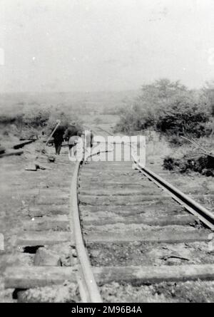 Bauarbeiten finden an der Hook Colliery Railway statt, einem Nebenzug der Great Western Railway, der mit dem vier Meilen (6,4 km) entfernten Bahnhof Johnston verbunden ist, in Pembrokeshire, South Wales. Die Eisenbahn erleichterte den Export von Kohle. Stockfoto