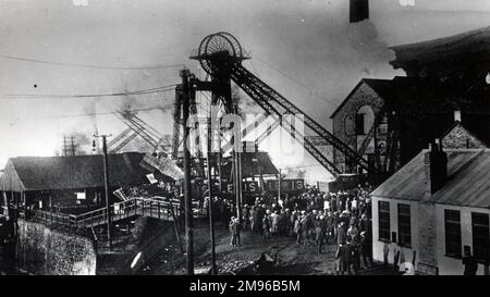 Szene bei der Senghenydd Colliery Disaster, in der Nähe von Caerphilly, Glamorgan, Südwales. Insgesamt wurden 439 Bergleute getötet, was dies zum schlimmsten Bergbauunfall in Großbritannien macht. Dieses Foto wurde aufgenommen, nachdem ein zweites Feuer ausbrach. Eine Untersuchung ergab, dass mehrere Sicherheitsvorschriften verletzt wurden – Geldstrafen in Höhe von insgesamt 24 Pfund wurden gegen den Bergwerksleiter und das Unternehmen verhängt. Stockfoto