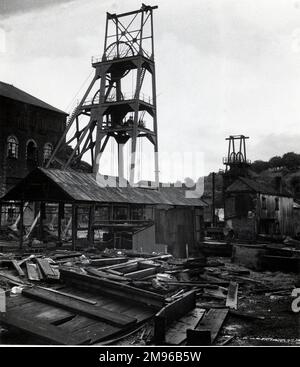 Blick auf die heruntergekommene Tirpentwys Colliery in der Nähe von Pontypool in Südwales. Der Vordergrund ist mit Holzstücken übersät, darunter ein leerer Sarg, der zerbrochen ist. Die Grube wurde 1969 geschlossen. Stockfoto