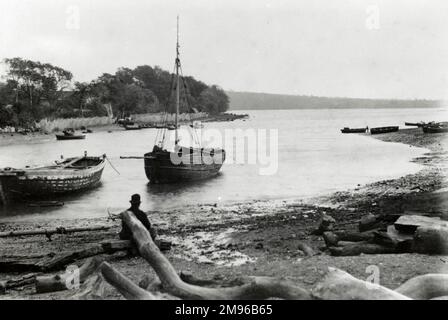 Ein Kohleboot und ein Fischereischiff vor der Küste von Llangwm, nahe Haverfordwest, Pembrokeshire, Dyfed, Südwales. Das Dorf befindet sich am Westufer der Cleddau-Mündung und hat viele Jahre lang eine starke Fischereiindustrie. Stockfoto