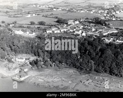 Ein Luftblick auf das Küstendorf Hook am westlichen Cleddau, nahe Haverfordwest, Pembrokeshire, Südwales. Der Kai ist im Vordergrund zu sehen - er wurde Ende des 18. Jahrhunderts gebaut, um den Transport von Kohle aus der Hook Colliery zu erleichtern, die 1947 geschlossen wurde. Stockfoto