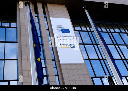 Brüssel, Belgien. 17. Januar 2023. Eine Sichtweise auf ein Banner außerhalb des EU-Rates, das die Übernahme des rotierenden Vorsitzes des Europäischen Rates durch Schweden kennzeichnet. Kredit: ALEXANDROS MICHAILIDIS/Alamy Live News Stockfoto