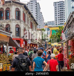 Touristen können in der geschäftigen Kreuzung Smith Street und Trengganu Street in Chinatown Singapur einkaufen Stockfoto