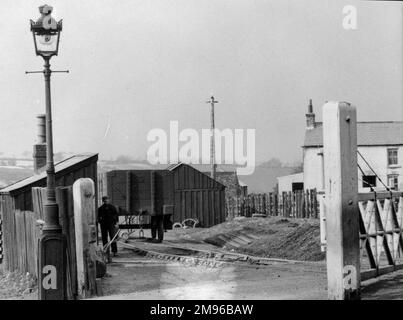 Blick auf den Bahnübergang im Dorf Llangyfelach, Glamorgan, Südwales, auf der Great Western Railway. Stockfoto