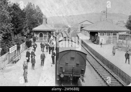 Blick auf den Bahnhof Ferryside auf der Great Western Railway, Carmarthenshire, South Wales. Wahrscheinlich von der Fußgängerbrücke über die Gleise. Am linken Bahnsteig steht ein Zug, und die Fahrgäste sind dabei, ein- und auszusteigen. Stockfoto