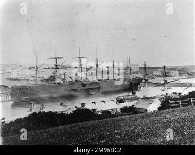 Brunels eisernes Segeldampfer, die SS Great Eastern, lag in den 1870er Jahren in Milford Haven, Pembrokeshire, South Wales. Das Schiff ist so groß, dass es die Länge von Hamilton Terrace überquert. Zu dieser Zeit wurde das Schiff für die Verlegung von U-Boot-Telegrafenkabeln benutzt. Sie wurde schließlich in 1889-1890 getrennt. Stockfoto