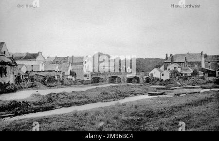 Blick auf die Alte Brücke (bekannt als St. Martin's Bridge) in Haverfordwest, Pembrokeshire, Dyfed, South Wales, über den Fluss Cleddau, mit Häusern auf beiden Seiten. Stockfoto