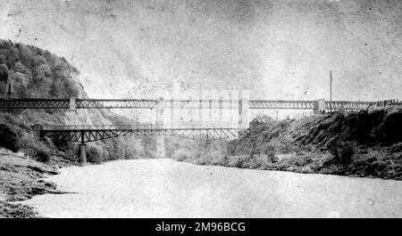 Blick auf Taffs Well Viaduct, auch bekannt als Walnut Tree Viaduct, in der Nähe von Cardiff, Glamorgan, Südwales. Dies war ein Eisenbahnviadukt, das den Kanal durchquerte, 1901 erbaut und 1969 abgerissen wurde, um Platz für eine Hauptstraße zu schaffen. Stockfoto