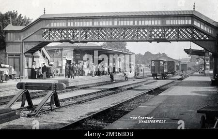 Passagiere warten auf die 1040 nach Paddington, auf dem Bahnsteig des Haverfordwest Bahnhofs in Pembrokeshire, Südwales. Damals hätte ein Rückflugticket sie um £3 12s 6d Euro (drei Pfund, zwölf Shilling und sechs Pence) zurückgeworfen. Stockfoto