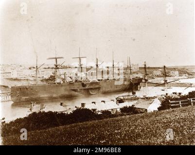 Brunels eisernes Segeldampfer, die SS Great Eastern, lag in den 1870er Jahren in Milford Haven, Pembrokeshire, South Wales. Das Schiff ist so groß, dass es die Länge von Hamilton Terrace überquert. Zu dieser Zeit wurde das Schiff für die Verlegung von U-Boot-Telegrafenkabeln benutzt. Sie wurde schließlich in 1889-1890 getrennt. Stockfoto