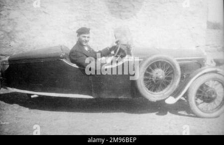 Mr. Jack holt fährt seinen 1932 BSA-Sportwagen mit drei Rädern, der 1938 von Morgan von Caerphilly gekauft wurde. Wahrscheinlich fotografiert in Haverfordwest, Pembrokeshire, Südwales. Stockfoto