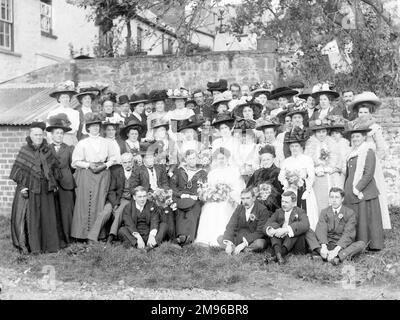 Ein großes Gruppenfoto einer Navy Hochzeit in Crickhowell, Powys, Mid Wales, während des Ersten Weltkriegs. Niemand scheint sich darüber zu freuen! Stockfoto