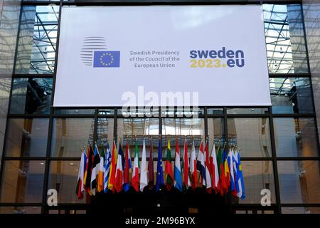 Brüssel, Belgien. 17. Januar 2023. Eine Sichtweise auf ein Banner im Rat der Europäischen Union, das die Übernahme des rotierenden Vorsitzes des Europäischen Rates durch Schweden kennzeichnet. Kredit: ALEXANDROS MICHAILIDIS/Alamy Live News Stockfoto