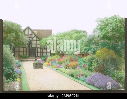 Ein Blick auf Shakespeares Geburtsort in Stratford-upon-Avon, Warwickshire, vom Garten aus gesehen, mit bunten Blumen, Sträuchern und Bäumen. Stockfoto