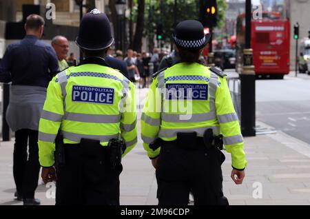 Polizeibeamte der Metropolitan patrouillieren auf Whitehall, London Stockfoto