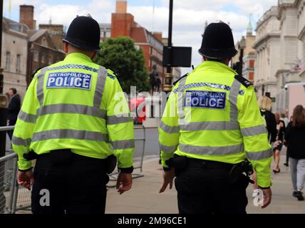 Polizeibeamte der Metropolitan patrouillieren auf Whitehall, London Stockfoto