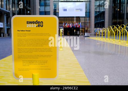 Brüssel, Belgien. 17. Januar 2023. Eine Sichtweise auf ein Banner im Rat der Europäischen Union, das die Übernahme des rotierenden Vorsitzes des Europäischen Rates durch Schweden kennzeichnet. Kredit: ALEXANDROS MICHAILIDIS/Alamy Live News Stockfoto