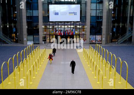 Brüssel, Belgien. 17. Januar 2023. Eine Sichtweise auf ein Banner im Rat der Europäischen Union, das die Übernahme des rotierenden Vorsitzes des Europäischen Rates durch Schweden kennzeichnet. Kredit: ALEXANDROS MICHAILIDIS/Alamy Live News Stockfoto