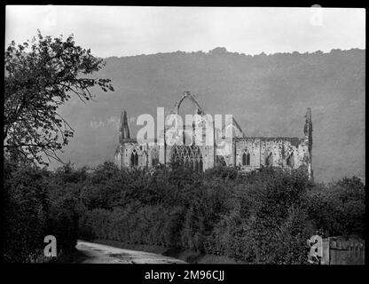 Blick auf die Ruinen von Tintern Abbey, in der Nähe von Chepstow, Gwent (früher Monmouthshire), Wales. Es war eine Zisterzienserabtei, gegründet 1131. Stockfoto