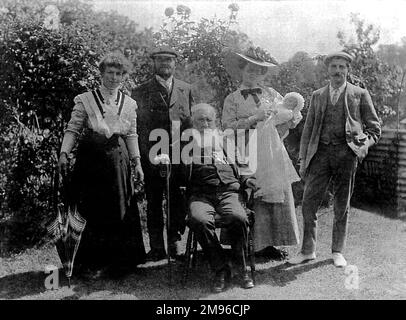 Mitglieder der Malby-Familie (fünf Erwachsene und ein Baby) posieren für ein Gruppenfoto in ihrem Garten in Woodford, Essex. Ganz rechts befindet sich Reginald Malby (1882-1924), offizieller Fotograf der Royal Horticultural Society. Neben ihm steht seine Frau Eleanor (1886-1956) und in der Mitte sitzt Reginalds Vater Henry Thomas Malby (1845-1928), Fotograf und Künstler. Stockfoto