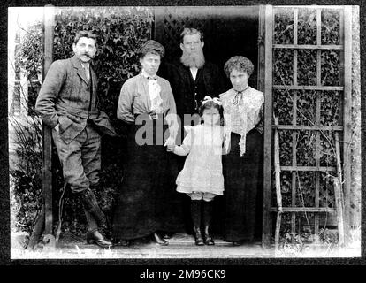 Mitglieder der Familie Malby (vier Erwachsene und ein Kind) posieren für ein Gruppenfoto in einem Garten. Ganz links ist Reginald Malby (1882-1924), offizieller Fotograf der Royal Horticultural Society, der entspannt mit einer Pfeife im Mund und seinen Händen in den Taschen aussieht. Stockfoto