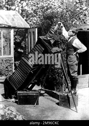 Reginald Malby (1882-1924), offizieller Fotograf der Royal Horticultural Society, der eine riesige Kamera in seinem Garten in Woodford, Essex, verwendet. Stockfoto