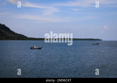 Langschwanz-Fischerboote auf dem Meer neben der Insel Ko Lanta in Krabi, Thailand Stockfoto