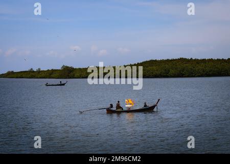 Langschwanz-Fischerboote auf dem Meer neben der Insel Ko Lanta in Krabi, Thailand Stockfoto