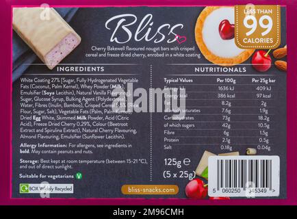 Liste der Lebensmittelzutaten auf der Rückseite der Packung Bliss White Chocolate & Cherry bakewell Aroma Peitschenriegel – Verpackungsetikett für Lebensmitteletiketten Stockfoto