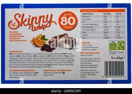 Liste der Lebensmittelzutaten und Nährwertangaben auf der Rückseite der Packung mit magerer Peitschenschokolade, orangefarbene Snackriegel – Etikett auf der Lebensmitteletikettierung