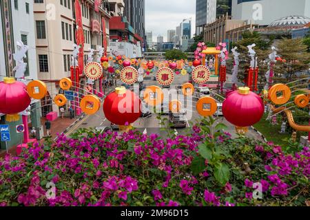 Bouganvillea Singapur Rosa und chinesisches Neujahrsdekoration für das Jahr des Hasen über der New Bridge Road Chinatown Singapur. Stockfoto