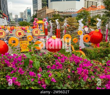 Bouganvillea Singapur Rosa und chinesisches Neujahrsdekoration für das Jahr des Hasen über der New Bridge Road Chinatown Singapur. Stockfoto