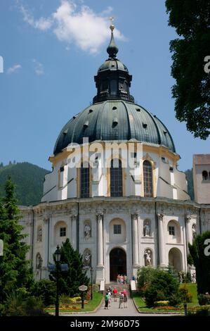 Haupteingang des Klosters Ettal, Oberbayern, Deutschland. Dieses Benediktinerkloster wurde 1330 gegründet, die erste Bauphase fand zwischen 1330 und 1370 statt, und im 18. Und 19. Jahrhundert kam es zu weiteren Erweiterungen. Stockfoto