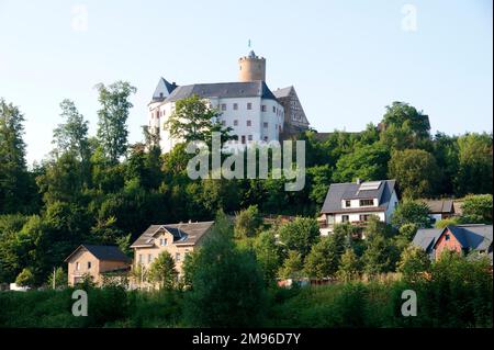 Blick auf Schloss Scharfenstein im Bundesland Sachsen. Der Wachturm ist über dem Dach sichtbar. Die Burg ist über 750 Jahre alt und heute ein Museum. Stockfoto