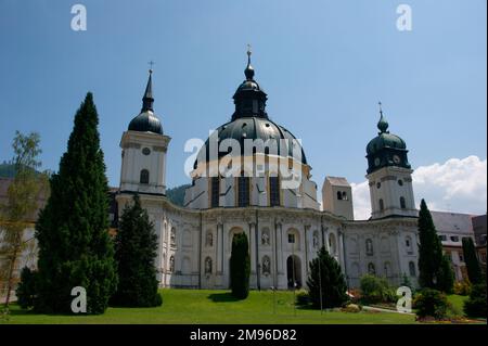 Blick auf das Kloster Ettal, Oberbayern, Deutschland. Dieses Benediktinerkloster wurde 1330 gegründet, die erste Bauphase fand zwischen 1330 und 1370 statt, und im 18. Und 19. Jahrhundert kam es zu weiteren Erweiterungen. Stockfoto