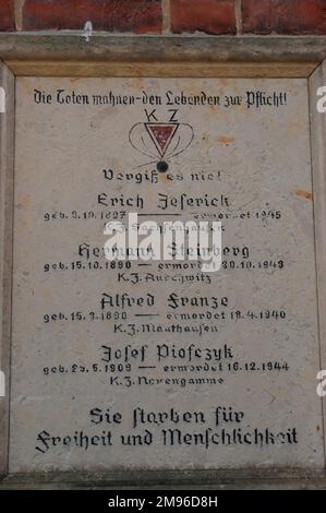 Eine Gedenktafel zu Ehren der Helden, die während des Zweiten Weltkriegs gegen das Nazi-Regime starben, in der Stadt Juterbog im Bundesstaat Brandenburg. Stockfoto