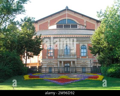 Außenansicht von Richard Wagners Bayreuth Festival Theatre (Festspielhaus) in Bayreuth, im Bundesstaat Bayern. Es wurde im 19. Jahrhundert gebaut, speziell für Produktionen von Wagners Opern. Stockfoto