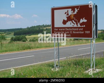 Ein Straßenschild in Ullitz, Hof-Plauen, Thüringen, Deutschland, das die Grenze zwischen Ost- und Westdeutschland zeigt, die beim Fall der Berliner Mauer am 12. November 1989 geändert wurde. Stockfoto