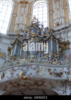 Blick auf die Orgel im Kloster Ettal, Oberbayern. Dieses Benediktinerkloster wurde 1330 gegründet, die erste Bauphase fand zwischen 1330 und 1370 statt, und im 18. Und 19. Jahrhundert kam es zu weiteren Erweiterungen. Stockfoto