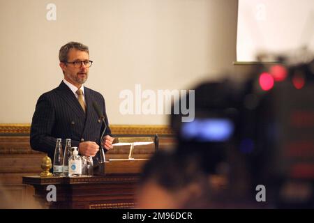 Kopenhagen, Dänemark. 17. Januar 2023. Der dänische Kronprinz Frederik spricht im Rathaus von Kopenhagen auf der Eröffnungsveranstaltung für das Jahr der Architektur 2023, in der sich die dänische Hauptstadt Kopenhagen selbst als Welthauptstadt der Architektur bezeichnen kann. Kredit: Steffen Trumpf/dpa/Alamy Live News Stockfoto