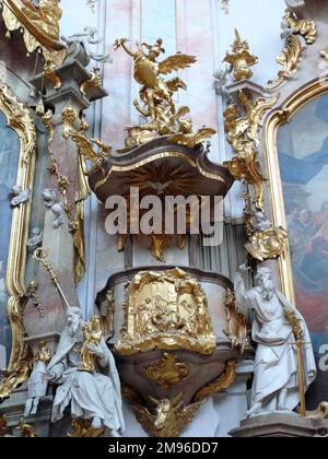 Blick auf eine kunstvoll verzierte Kanzel im Kloster Ettal, Oberbayern. Dieses Benediktinerkloster wurde 1330 gegründet, die erste Bauphase fand zwischen 1330 und 1370 statt, und im 18. Und 19. Jahrhundert kam es zu weiteren Erweiterungen. Stockfoto